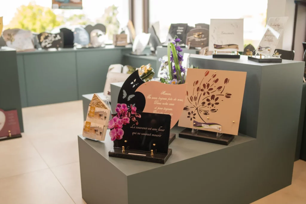 Exposition de plaques funéraires personnalisées et gravées sur des présentoirs en magasin